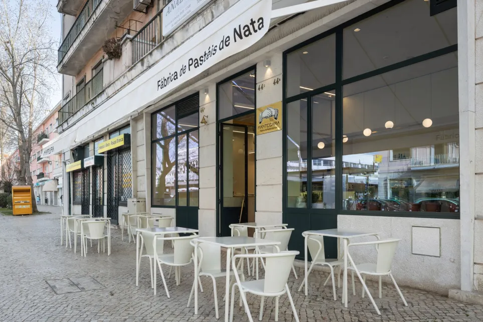 Fachada da Manteigaria em Alvalade, com esplanada e o letreiro Fábrica de Pastéis de Nata