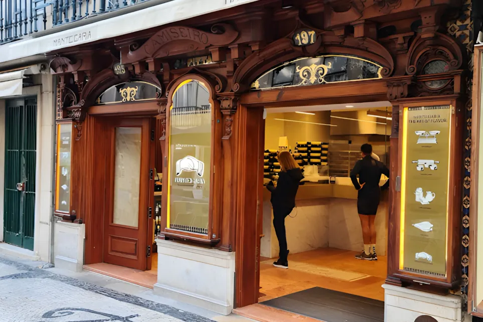 Fachada histórica da Manteigaria na Rua Augusta, com decoração em madeira e vitrais