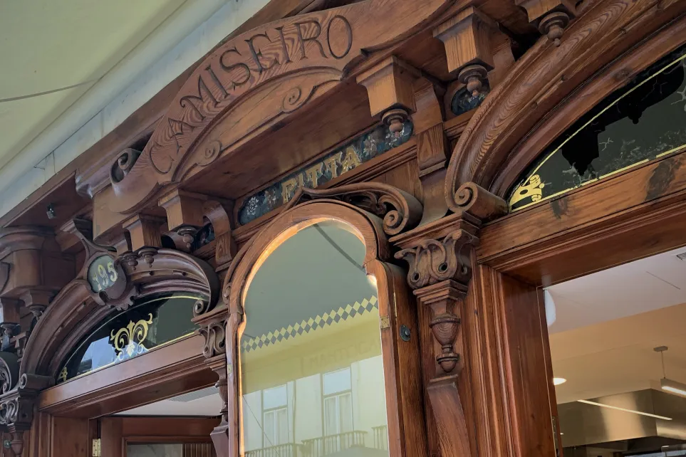 Pormenor da entrada em madeira trabalhada da Manteigaria na Baixa de Lisboa