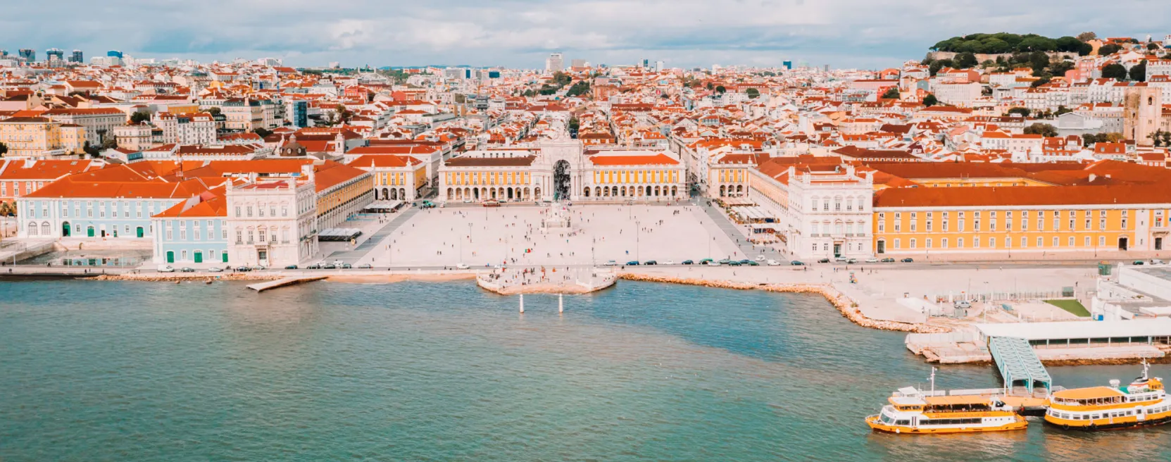 Vista aérea da Praça do Comércio em Lisboa, junto ao rio Tejo