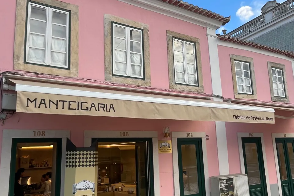 Fachada rosa de la Manteigaria en Belém, con el letrero Fábrica de Pastéis de Nata