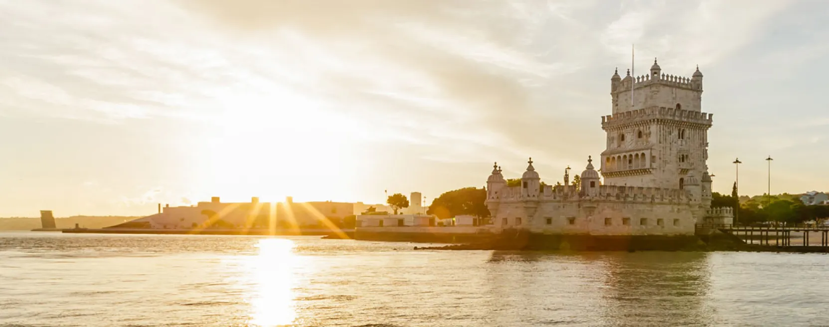 Torre de Belém al atardecer, junto al río Tajo en Lisboa