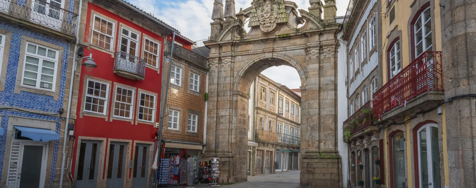 Arco da Porta Nova em Braga, entre edifícios históricos coloridos
