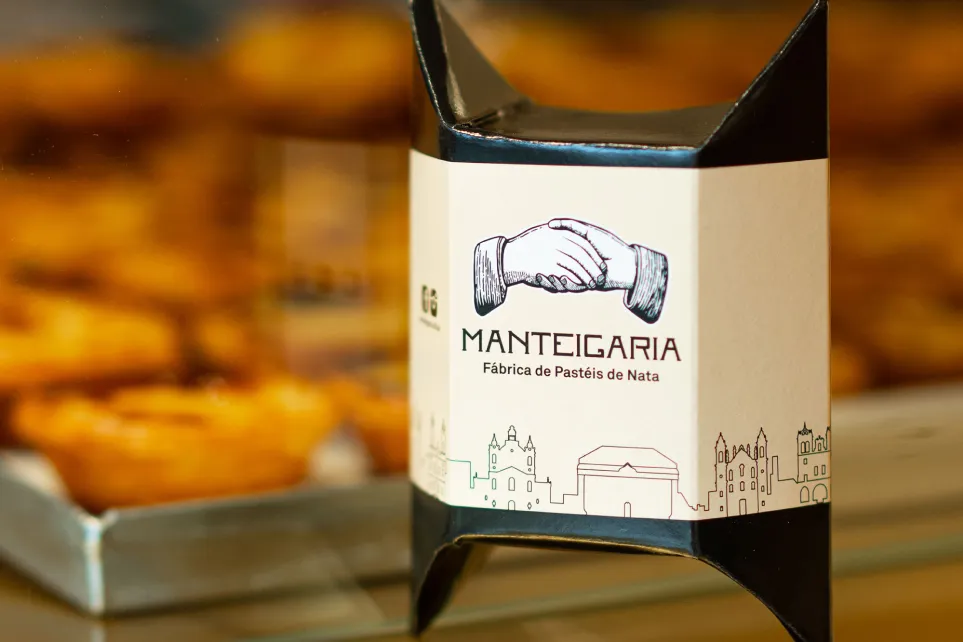 Embalagem docesecafe.live ilustração do skyline de Braga, junto a pastéis de nata