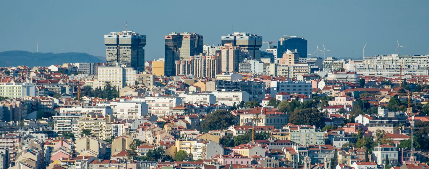 Vista aérea de Lisboa, com as torres do Campo Grande ao fundo