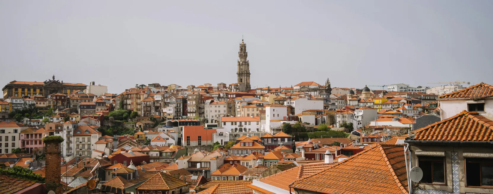 Vista da cidade do Porto, com a Torre dos Clérigos ao fundo