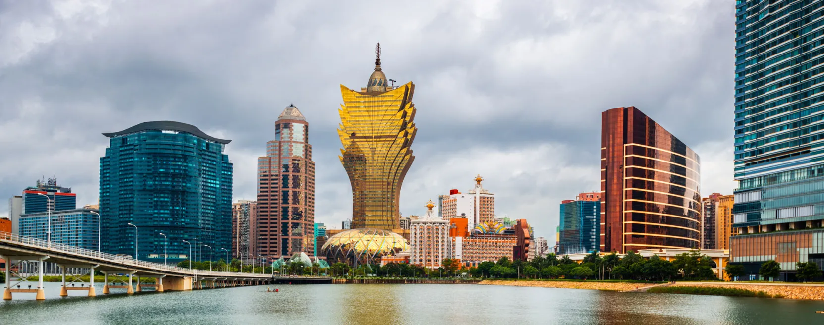 Skyline de Macao al atardecer, con el hotel Grand Lisboa y su torre en forma de flor de loto