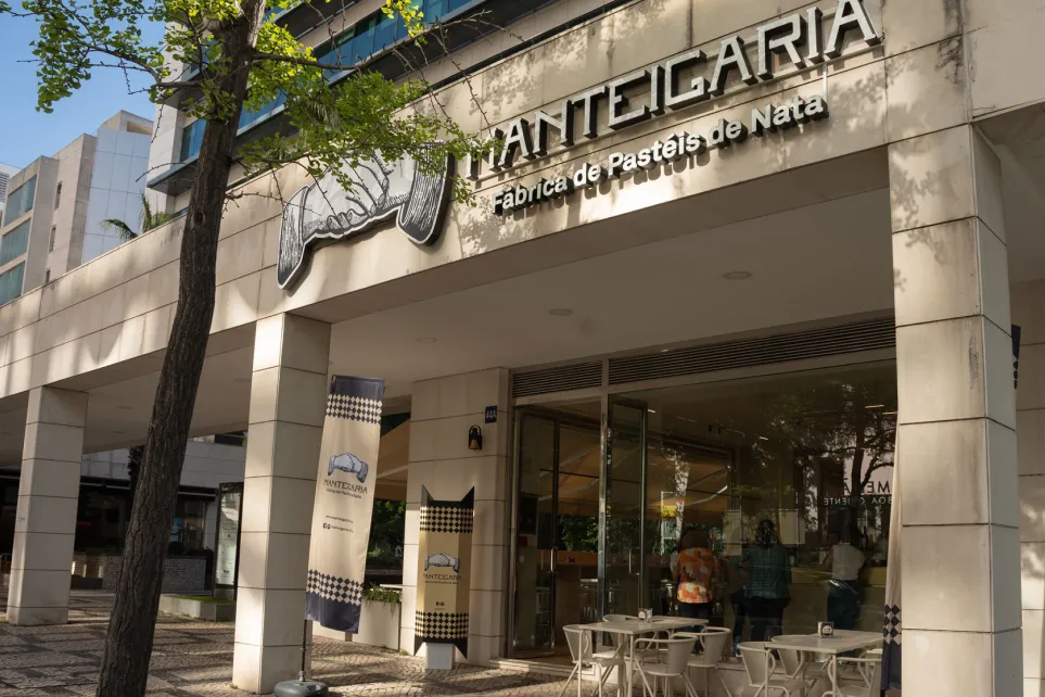 Fachada da Manteigaria no Parque das Nações, com árvore em primeiro plano