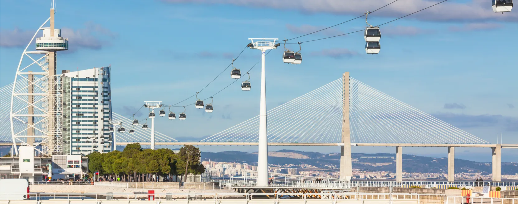 Teleférico do Parque das Nações, com a Torre Vasco da Gama e a ponte ao fundo