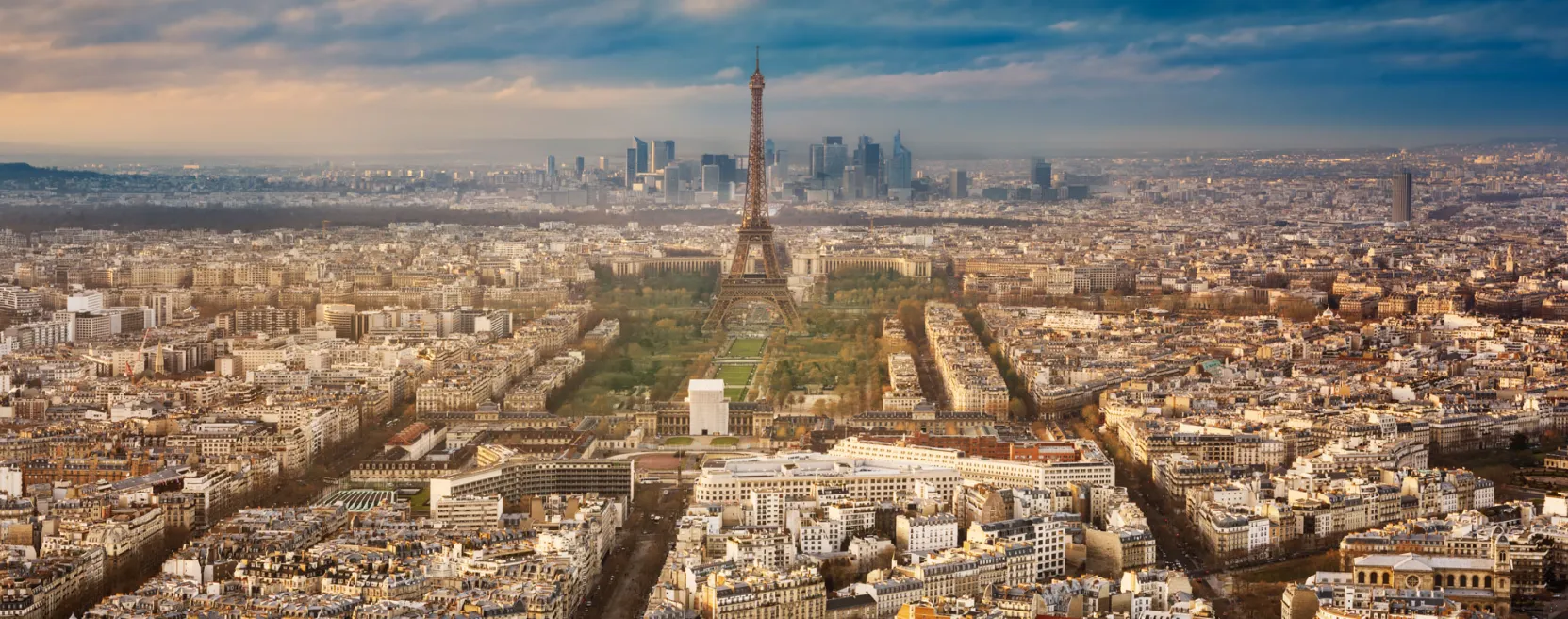 Vista aérea de Paris com a Torre Eiffel ao centro