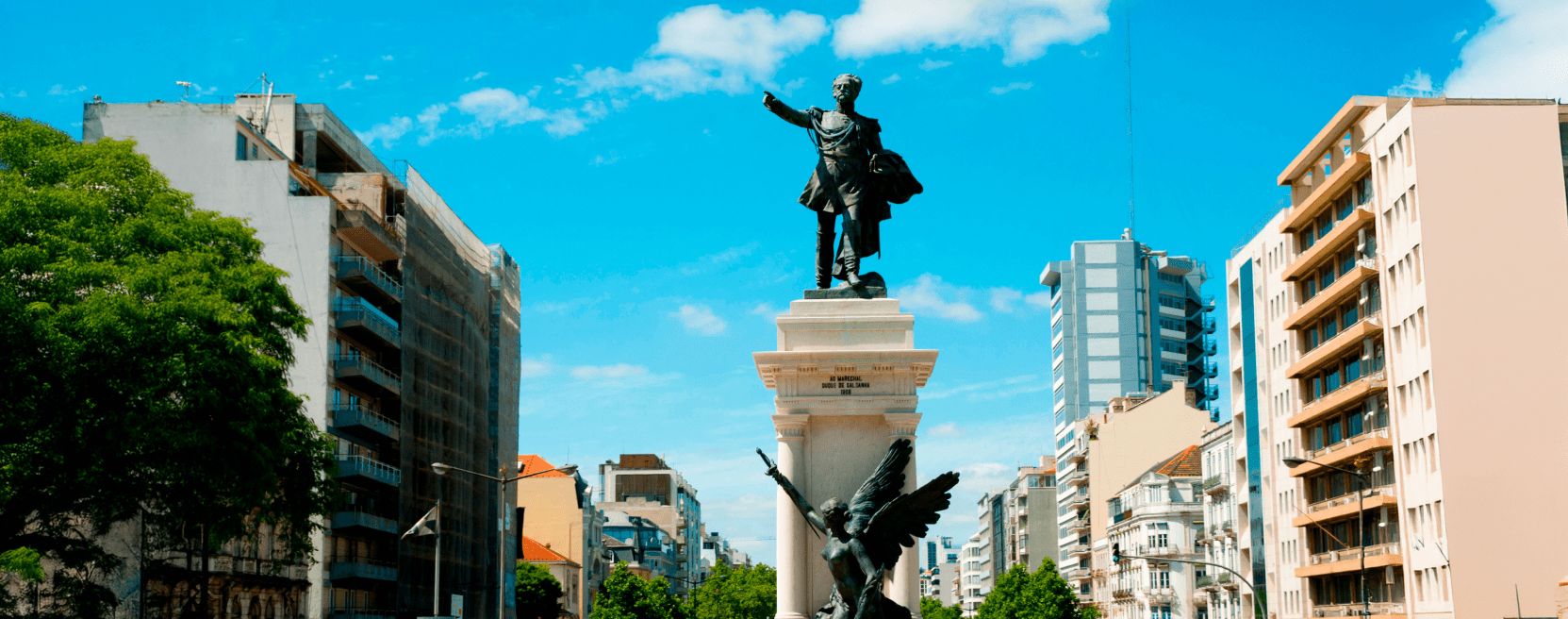 Estátua do Marquês de Saldanha ao centro de uma rotunda em Lisboa