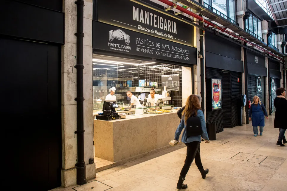 Façade du stand Manteigaria au Time Out Market, avec le menu et des pastéis de nata artisanaux