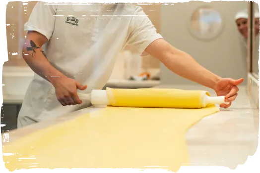 Pâtissier de la Manteigaria étirant la pâte feuilletée sur le plan de travail