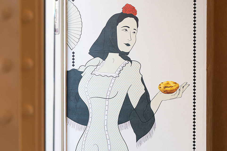 Ilustração de uma mulher com mantilha espanhola a segurar um pastel de nata