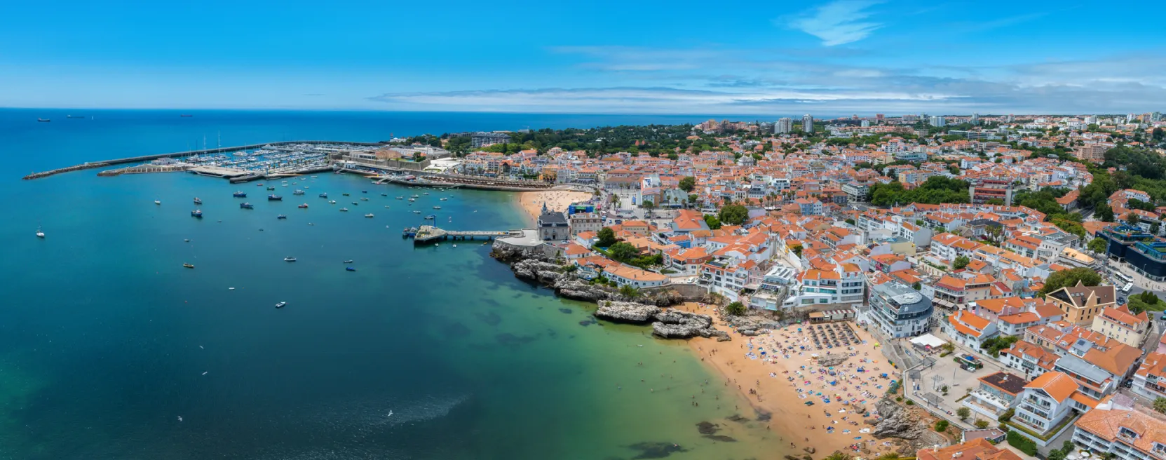 Vista aérea da baía de Cascais, com o porto, a praia e a cidade