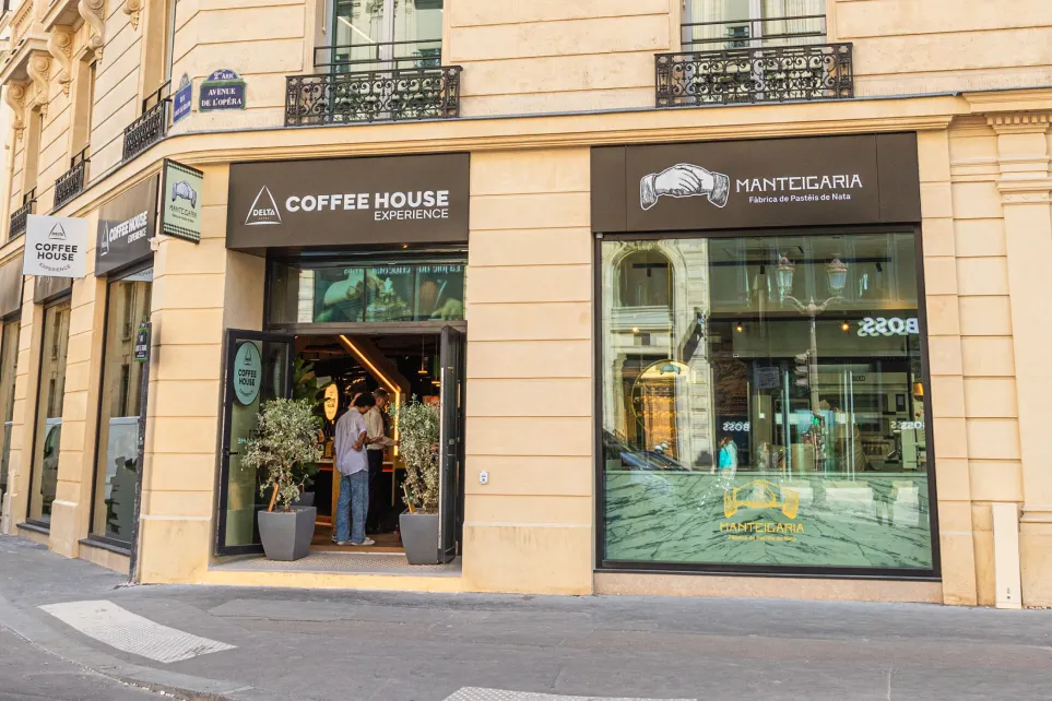 Fachada da Manteigaria na Avenue de l'Opéra, em Paris, ao entardecer