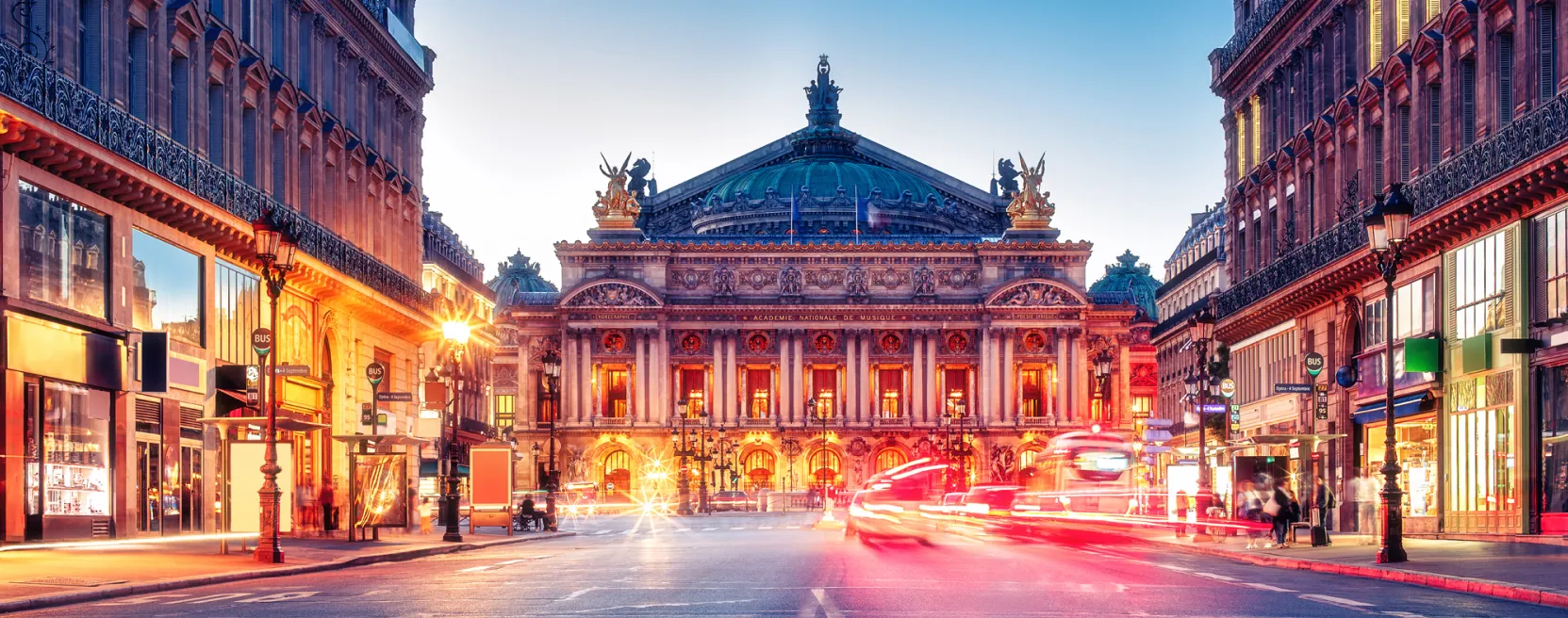 Ópera Garnier em Paris ao entardecer, com trânsito em longa exposição