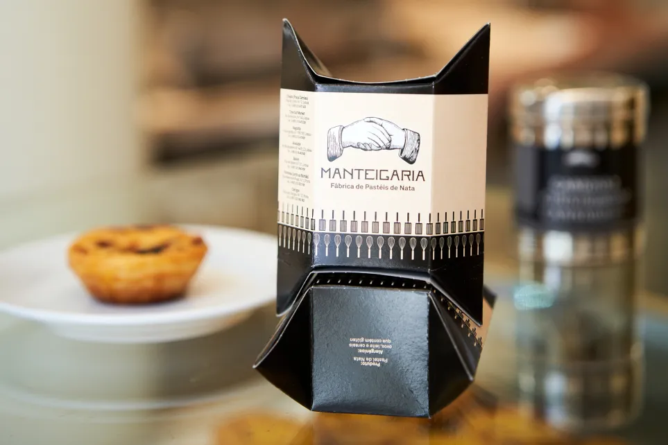 Embalagem docesecafe.live pastel de nata e boião de canela numa mesa