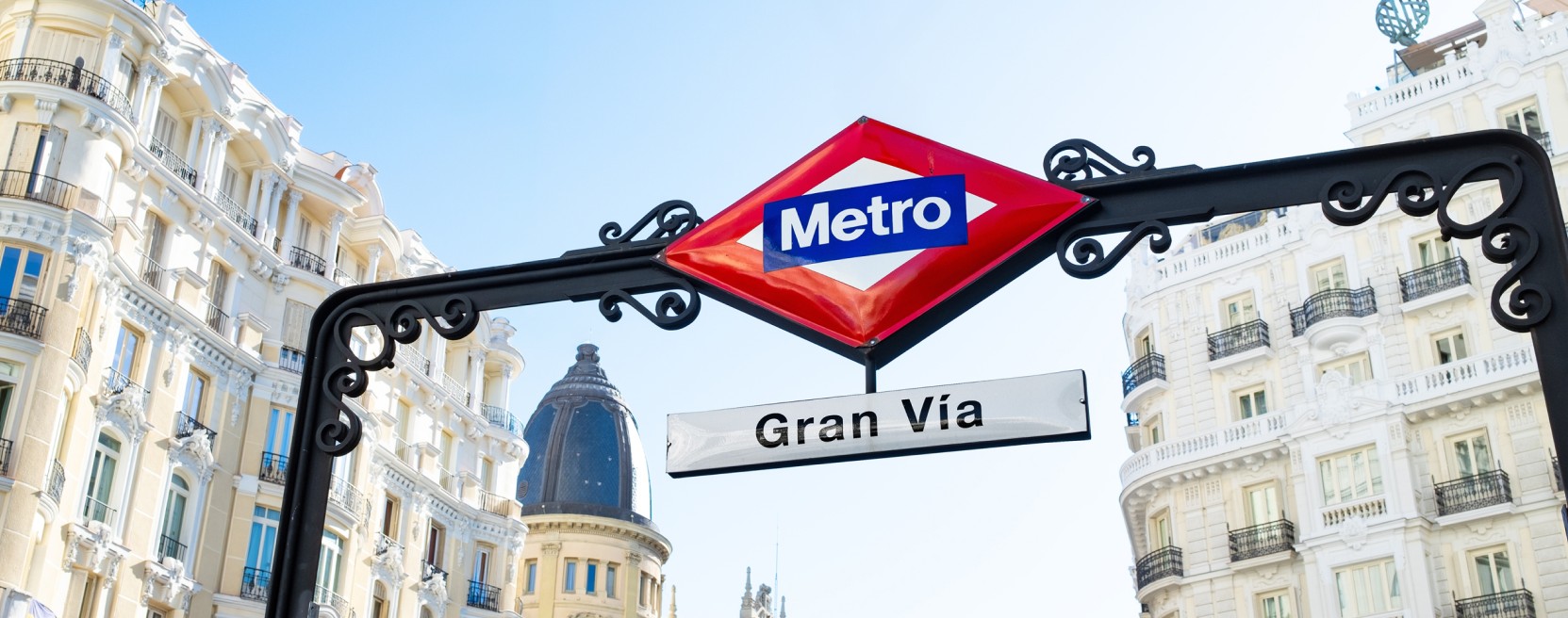 Placa do Metro de Madrid na estação Gran Vía, junto a edifícios históricos