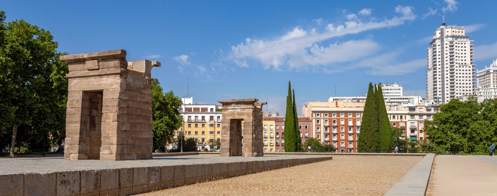 Templo de Debod em Madrid, num dia de céu azul