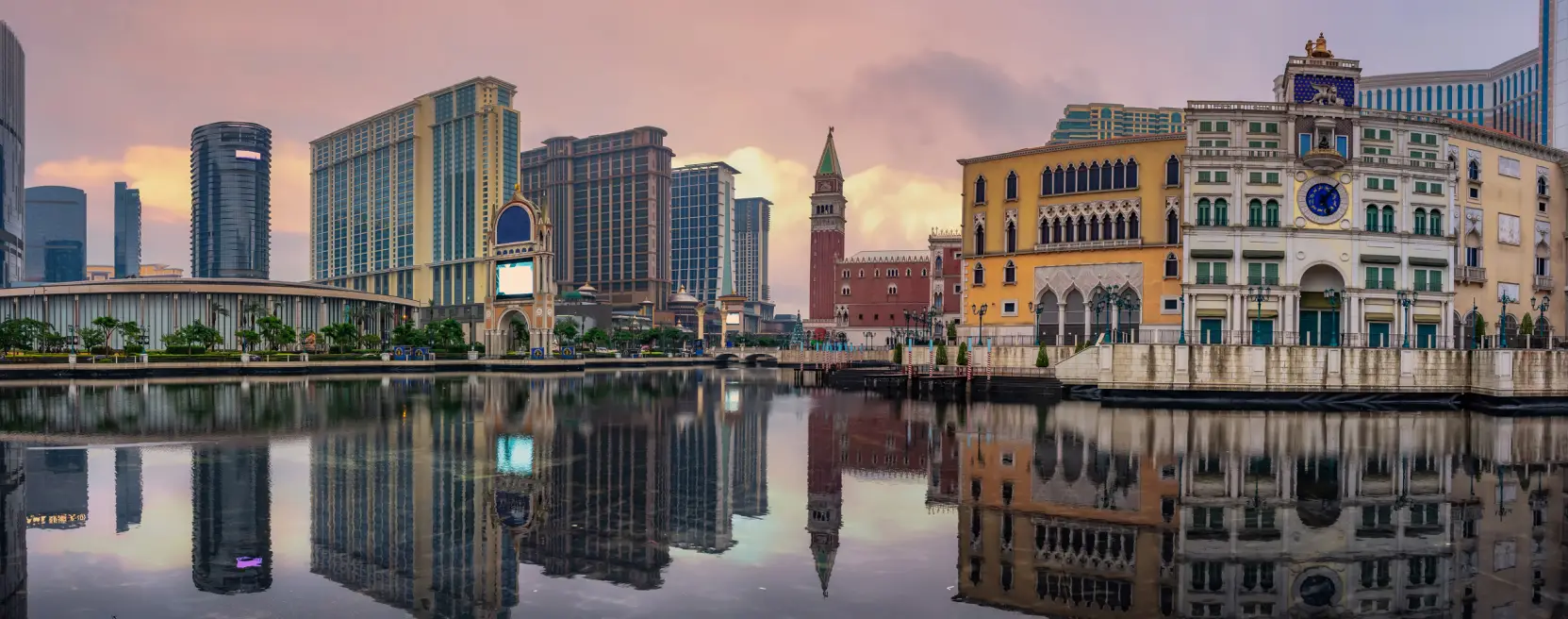 Vue panoramique du Cotai Strip à Macao au crépuscule, avec une architecture d'inspiration vénitienne se reflétant dans l'eau