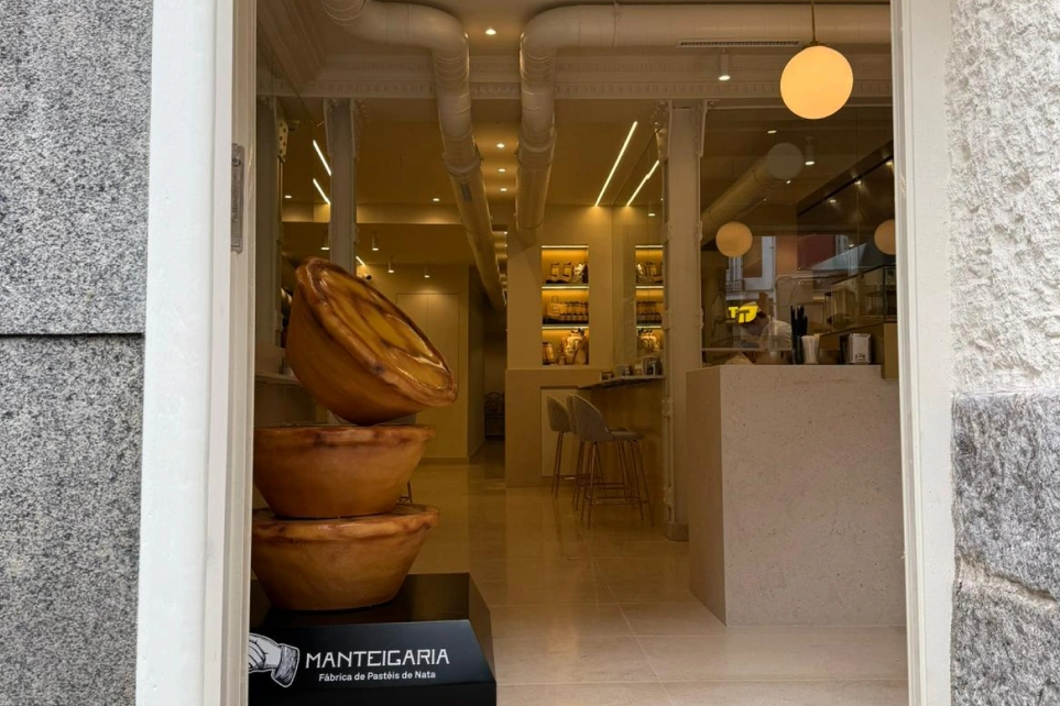 Entrada da Manteigaria em Malasaña, com pastéis de nata em exposição e o balcão ao fundo