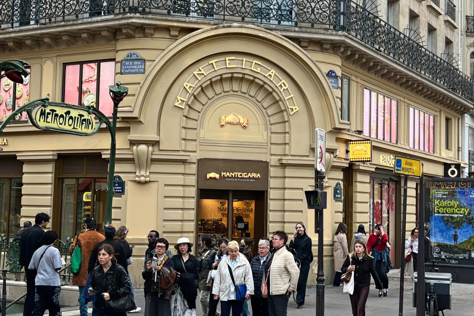 Façade de la Manteigaria à l'angle d'une rue de Paris, près de l'entrée du métro Métropolitain