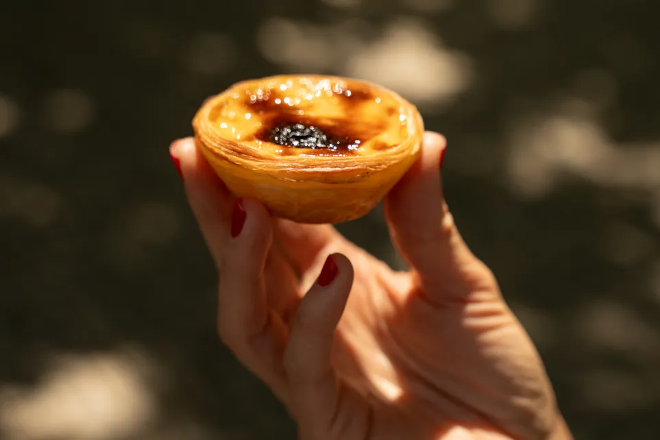 Pasteles de nata vistos desde arriba, dispuestos uno al lado del otro