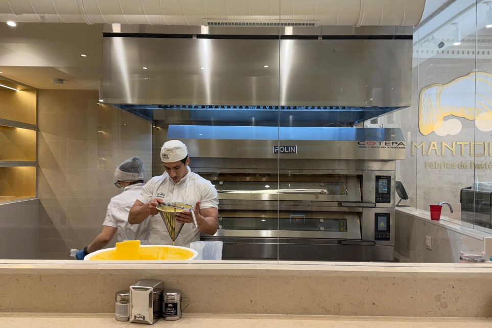 Padeiro da Manteigaria a rechear pastéis de nata junto ao forno