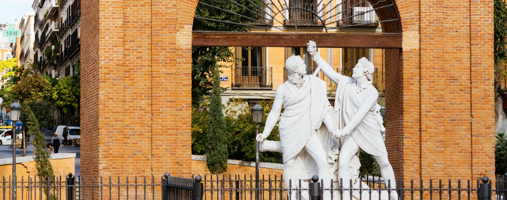 Monumento do Dos de Mayo em Madrid, entre edifícios históricos