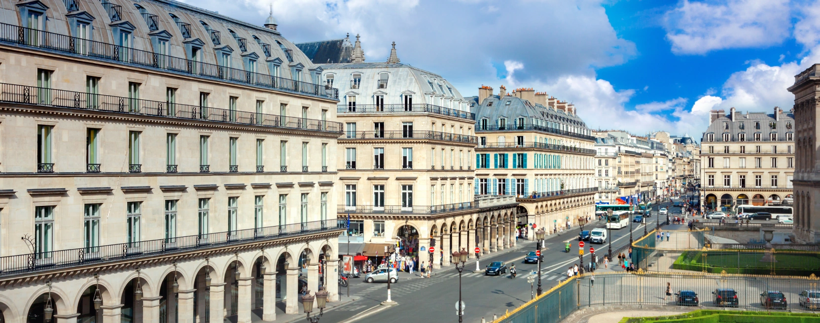 Rua de Rivoli em Paris, com arcadas e edifícios clássicos