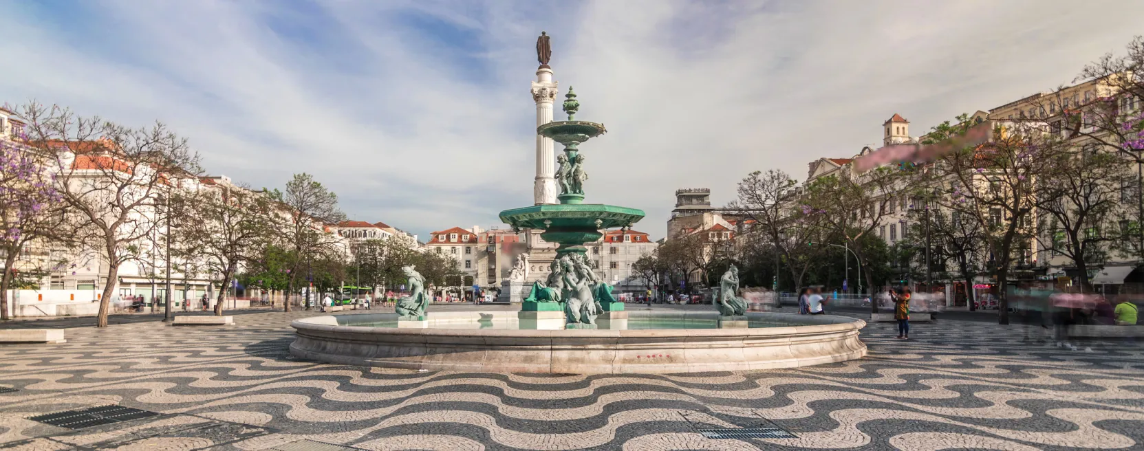 Fonte do Rossio em Lisboa, com estátuas e o calçado português em ondas