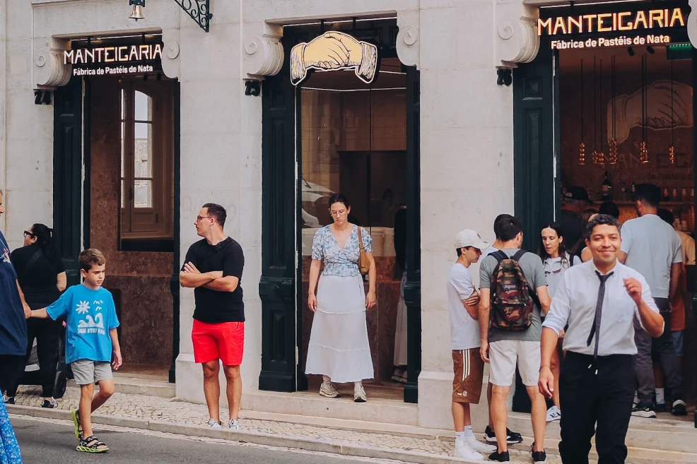 Fachada da Manteigaria em Sintra, com clientes junto à entrada central