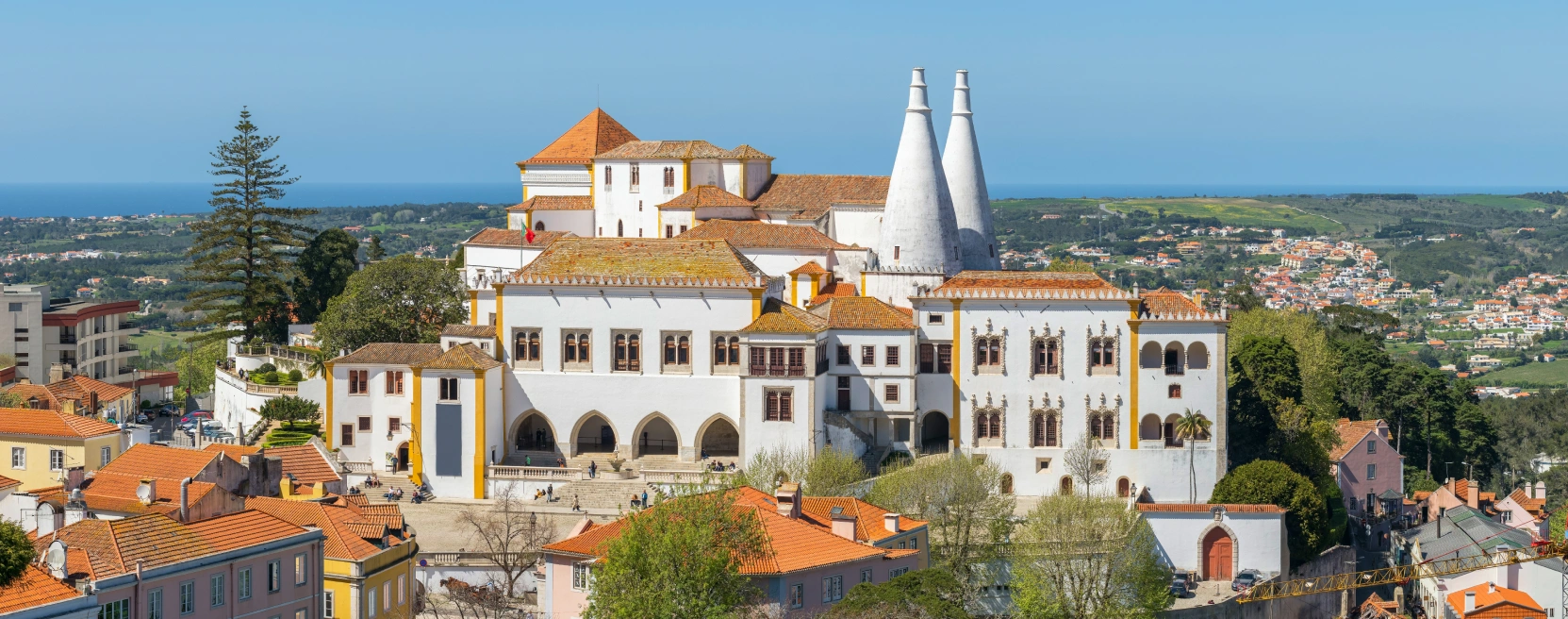 Palácio Nacional de Sintra, com as suas duas chaminés cónicas brancas